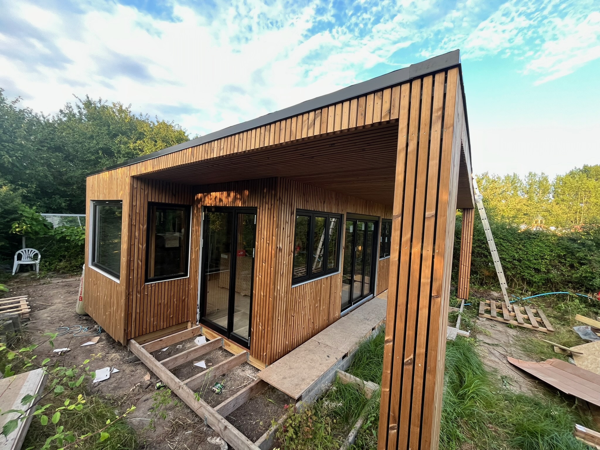 Færdigt træskur med moderne design af Ovesen & Beier