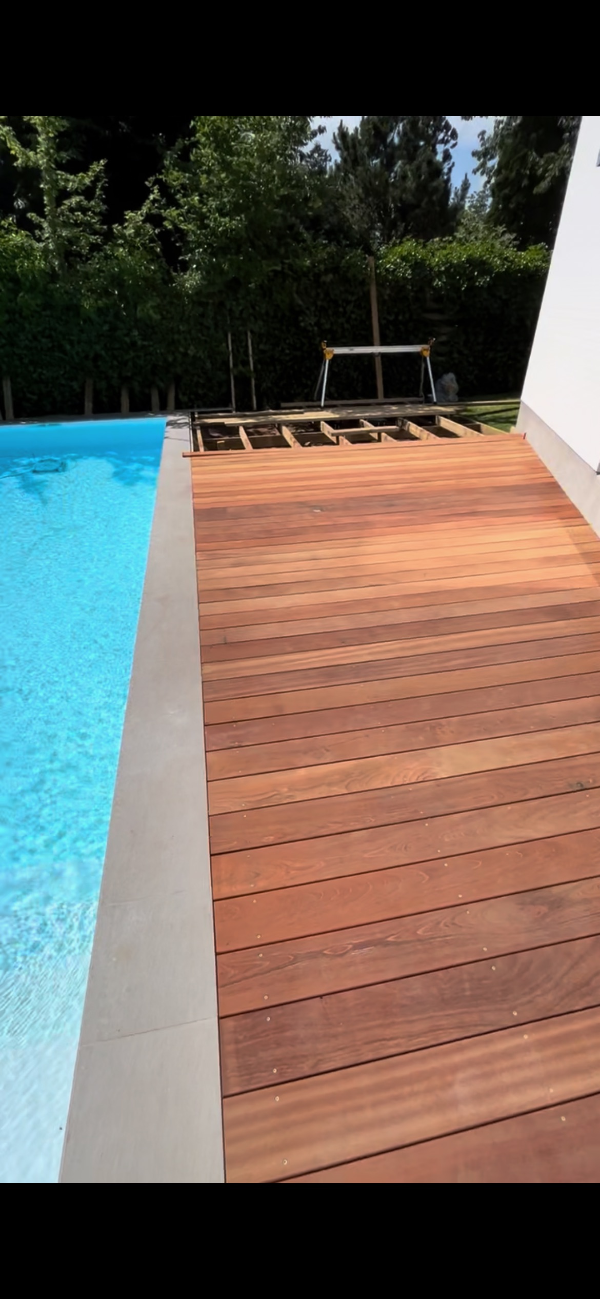 Ny træterrasse ved pool bygget af Ovesen & Beier